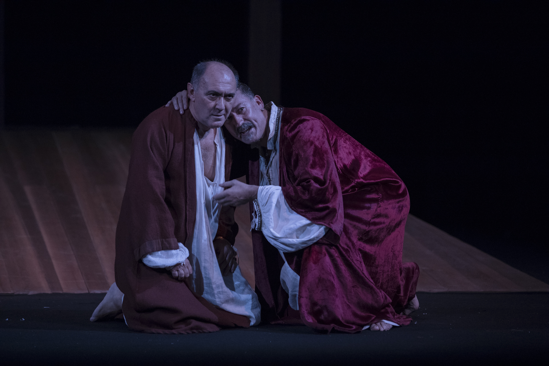  Entre bobos anda el juego